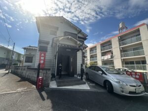 小綱町（八木西口駅） 一戸建て1999万円  意味がないので  他の不動産会社に  仲介手数料を支払わないで  ください！  奈良県民・ 橿原市の皆さん 当社(有)不動産アドバイザー，は！ 賃貸物件を借りるのも マイホームを住宅ローンで 買うのも   仲介手数料無料0円 中古一戸建て