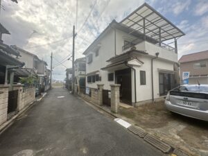 平等坊 中古物件　前面道路含む外観街並み写真