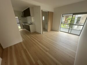 平等坊 中古物件　リビング写真