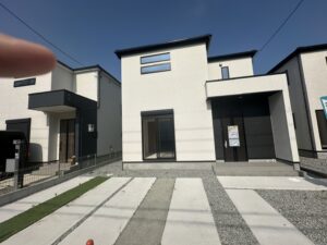 グラファーレ奈良県天理市永原町第2期全3棟残1棟 （ＪＲ桜井線「長柄駅」徒歩19分）新築一戸建て グラファーレ奈良県天理市永原町第2期全3棟 3号棟の場合2198万円住宅ローン支払い月々61790円  ３５年返済金利0.975％の場合  当社は！仲介手数料無料0円 グラファーレ奈良県天理市永原町第2期全3棟 （ＪＲ桜井線「長柄駅」徒歩19分） （近鉄天理線・JR桜井線「天理駅」駅徒歩24分）新築一戸建て 永原町（長柄駅）3号棟 2198万円
